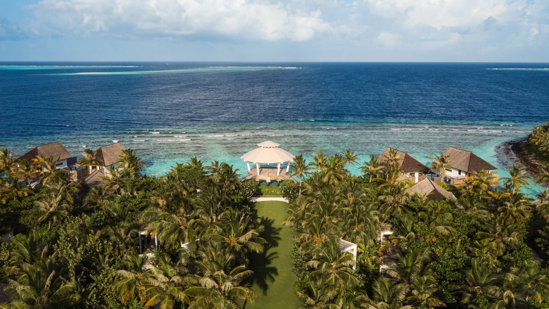 Vedere de sus spre zona spa, cu vedere spre mare și copaci