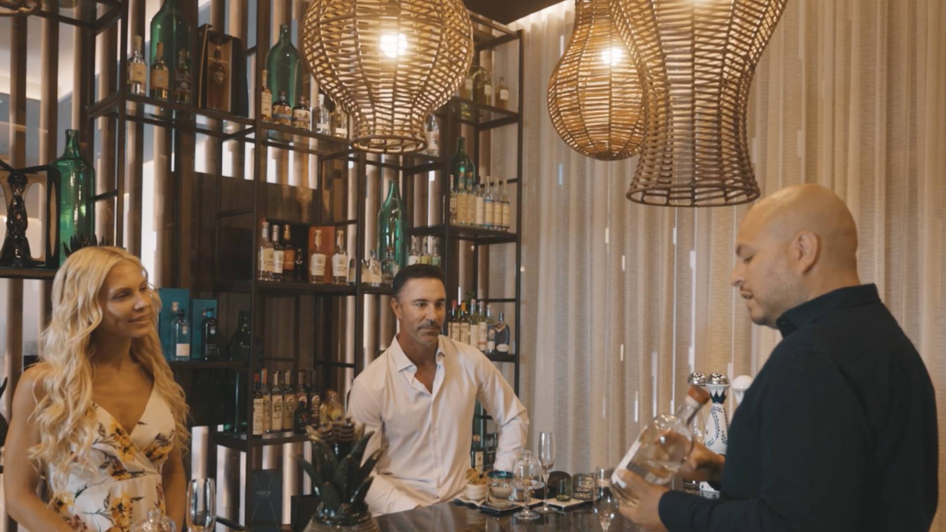 Bartender visar ett par tequila-flaskor under tequilaprovning i resortens Agave Studio