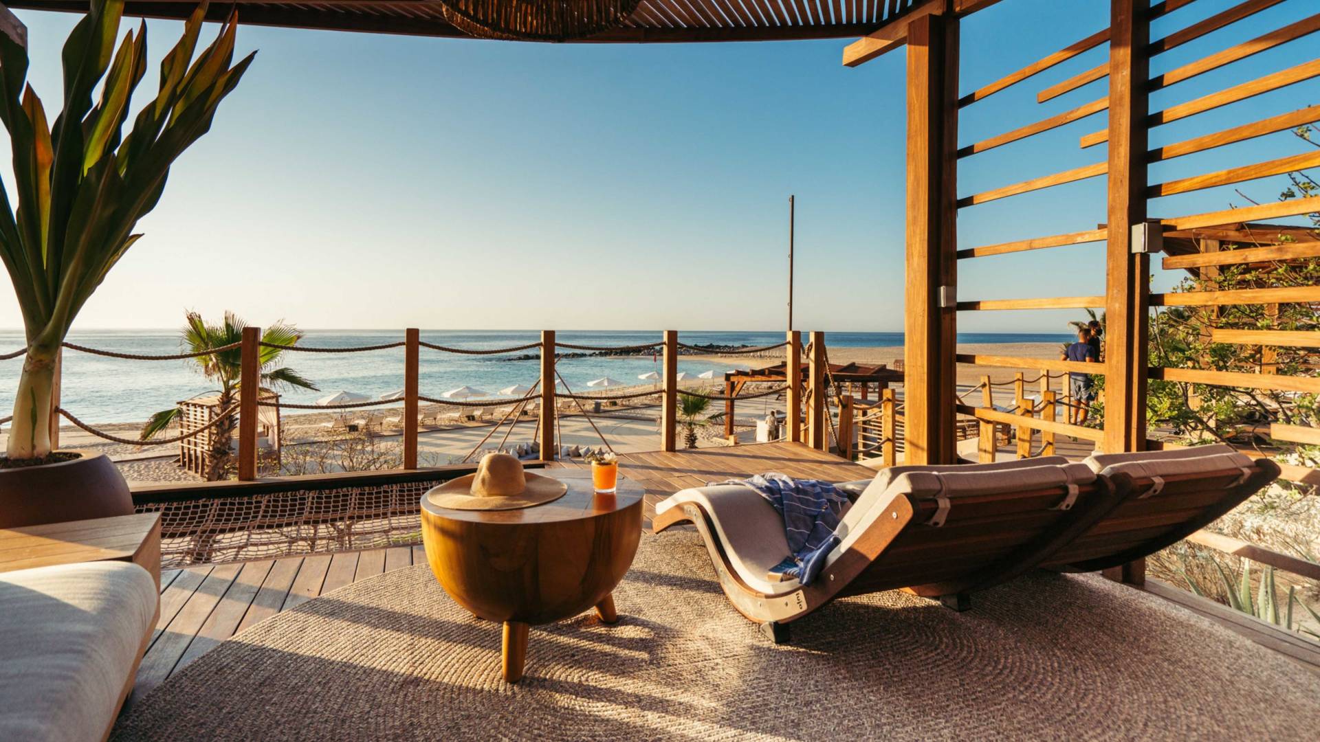 Liegestühle im Bungalow Enclave mit Blick auf das Meer
