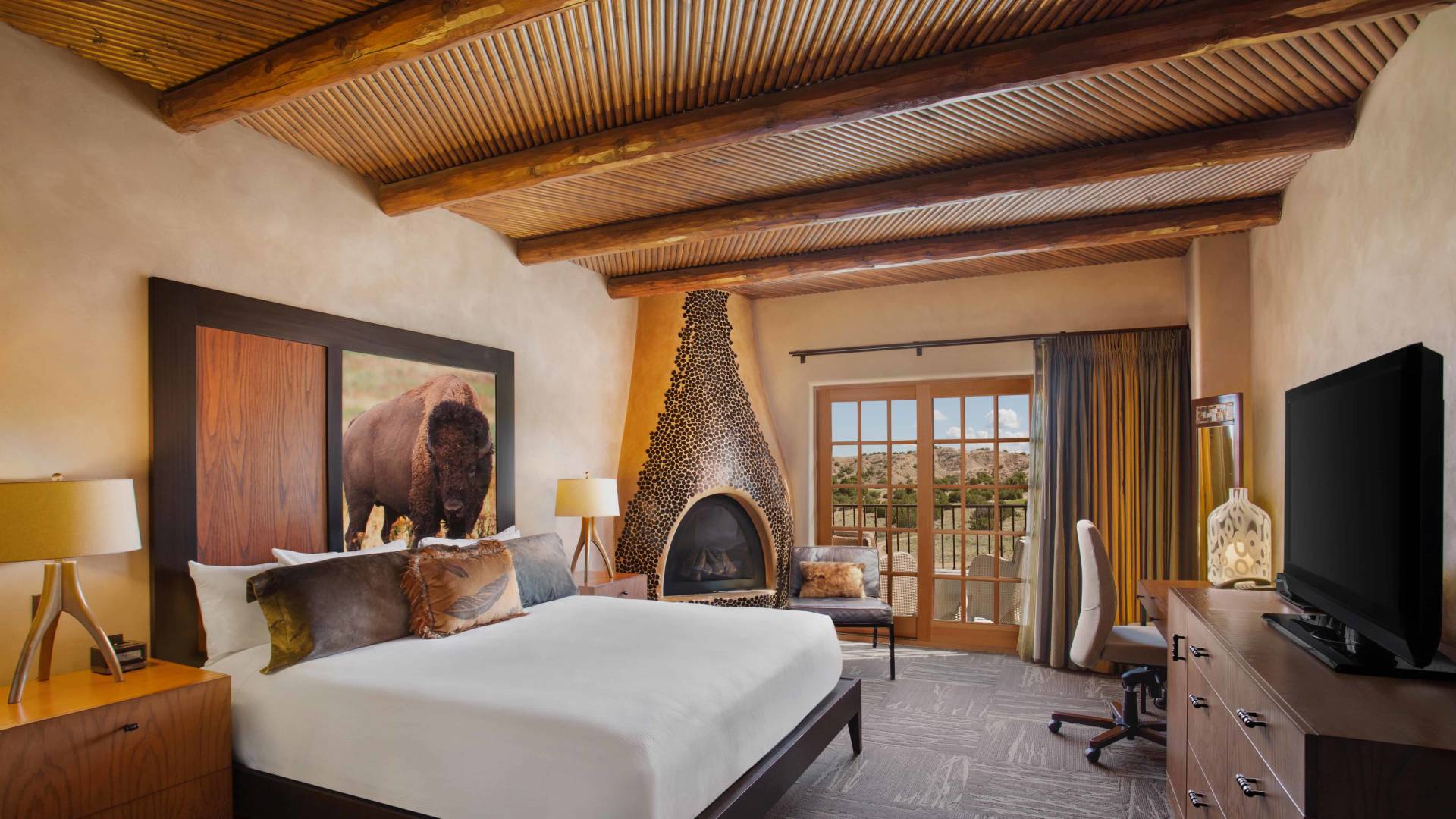 Cama King con chimenea en esquina