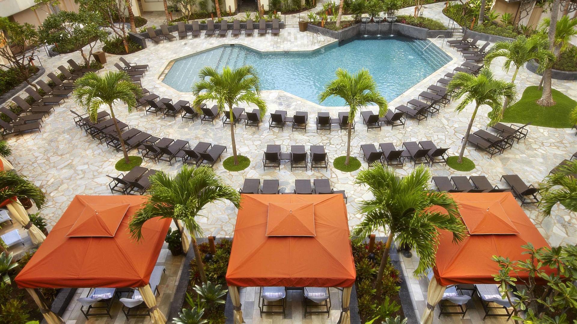 Prostor bazénu Tapa s lehátky