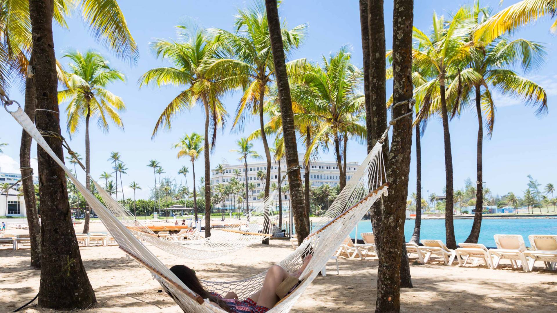 Gäste entspannen in einer Hängematte