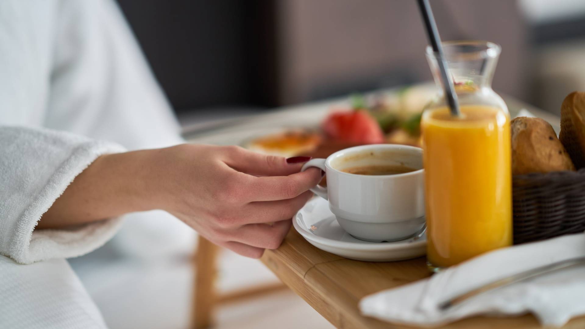 nampan sarapan di atas tempat tidur