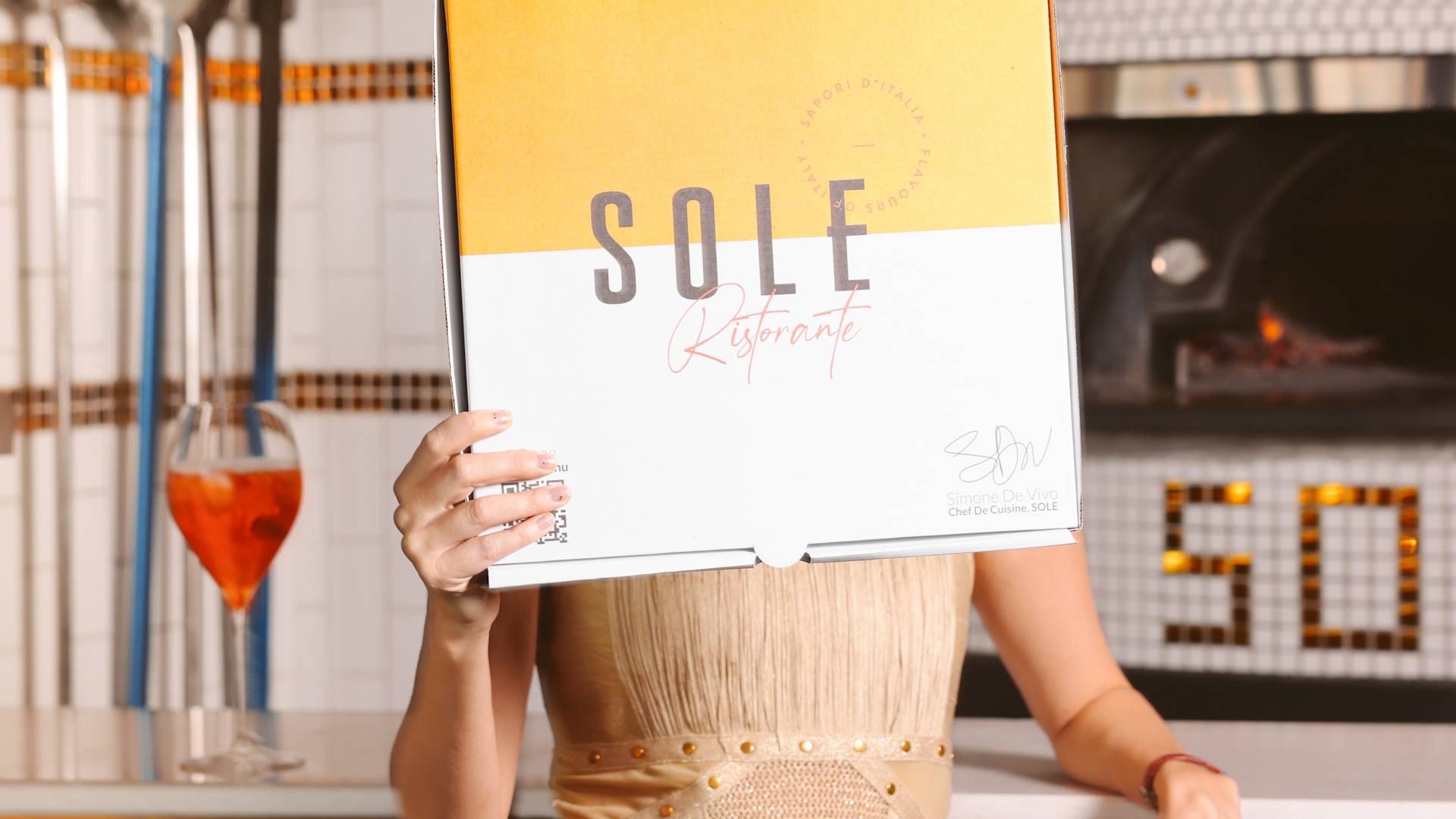 personne lisant le menu à Sole