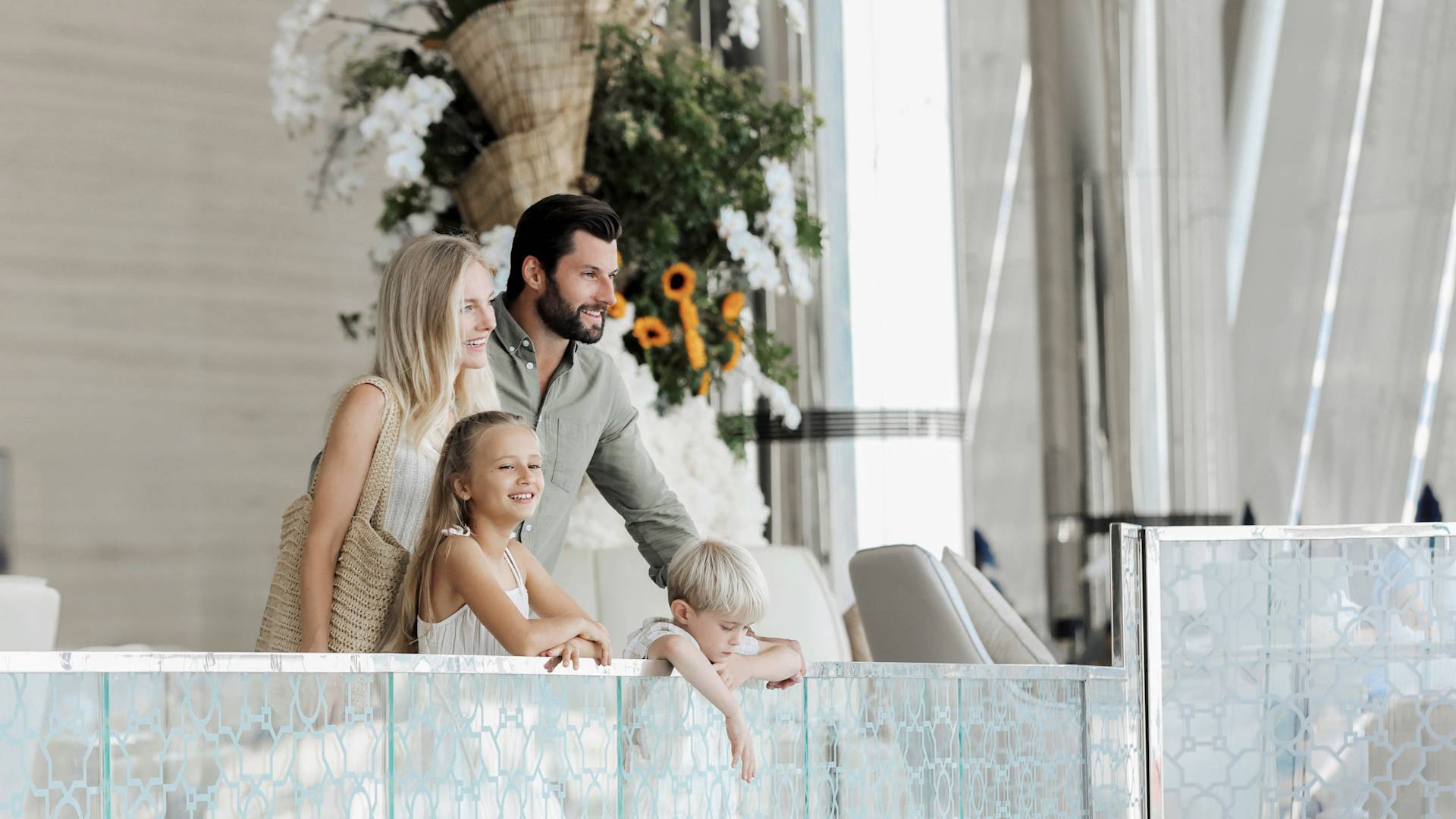 Famille profitant de la vue depuis le hall de l'hôtel