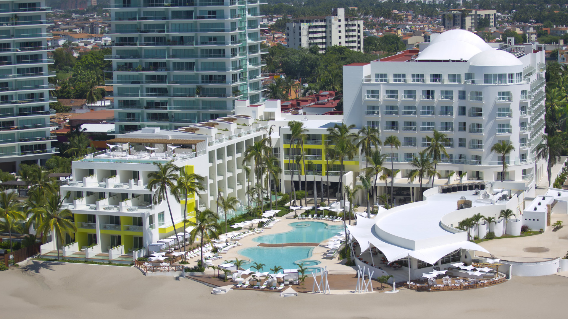 Panoramic view of the hotel and beach