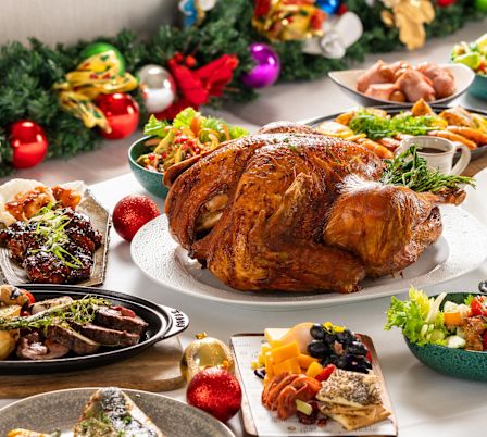 칠면조가 가운데 놓인 나하암 축제 음식 테이블 세팅