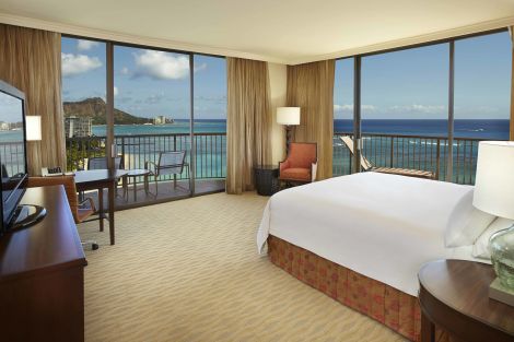 Corner King Bed view with view of ocean and mountain