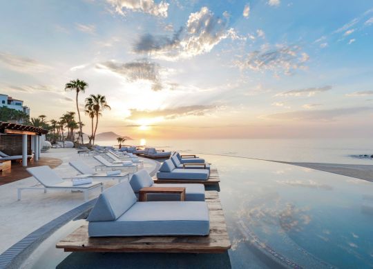 Espace piscine à débordement pour adultes