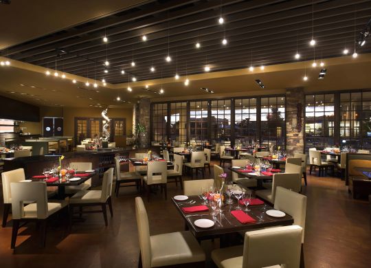 Tischbestuhlung im Restaurant "Red Sage"