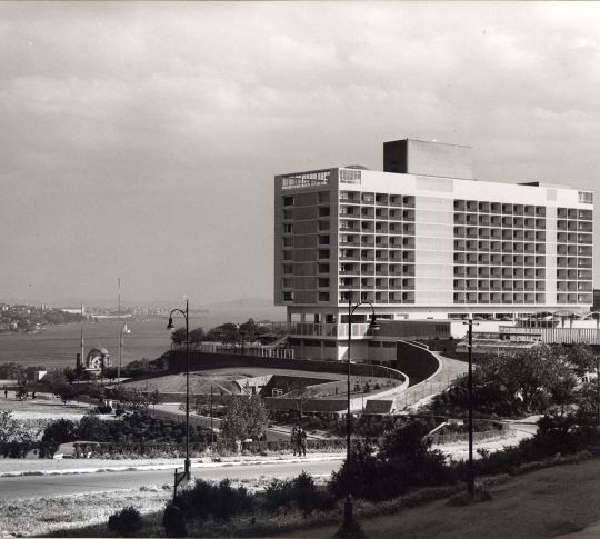 Schwarz-Weiß-Außenansicht des Hotels