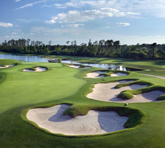 Vista del campo de golf de las trampas de arena y los peligros del agua