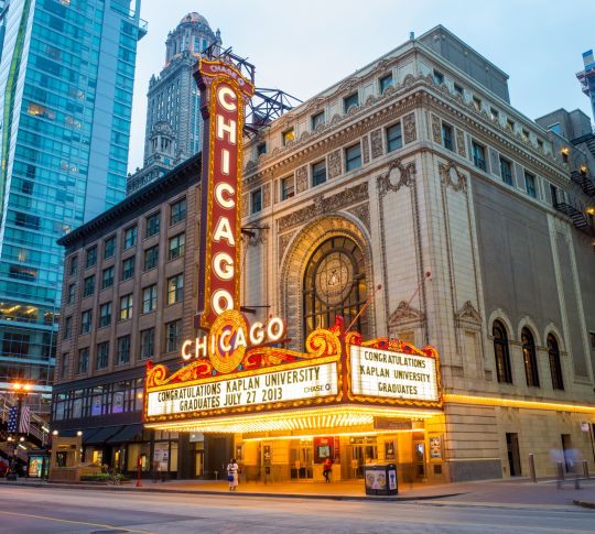 네온 표지판이 있는 시카고 거리