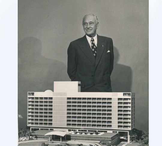 Conrad Hilton mit Größenmodell des Hotels