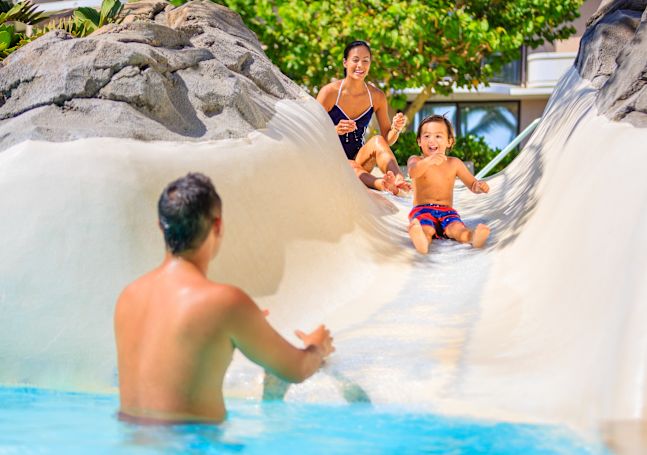 孩子滑下水滑梯