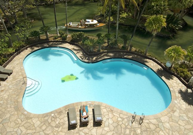 女士在泳池旁休息