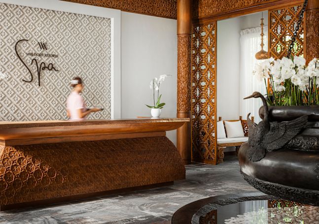 Réception du spa, avec un membre du personnel et des plantes