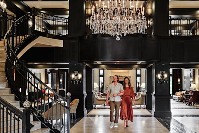 Cuplu plimbându-se în hol