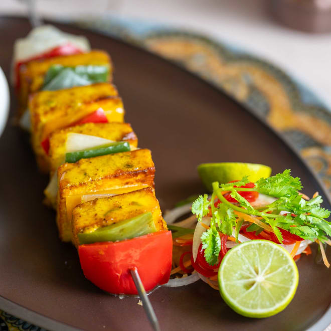 Shish Kabob de viandes et de légumes servis à côté d'une sauce
