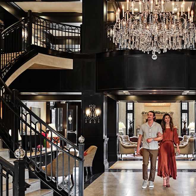 Cuplu plimbându-se în hol