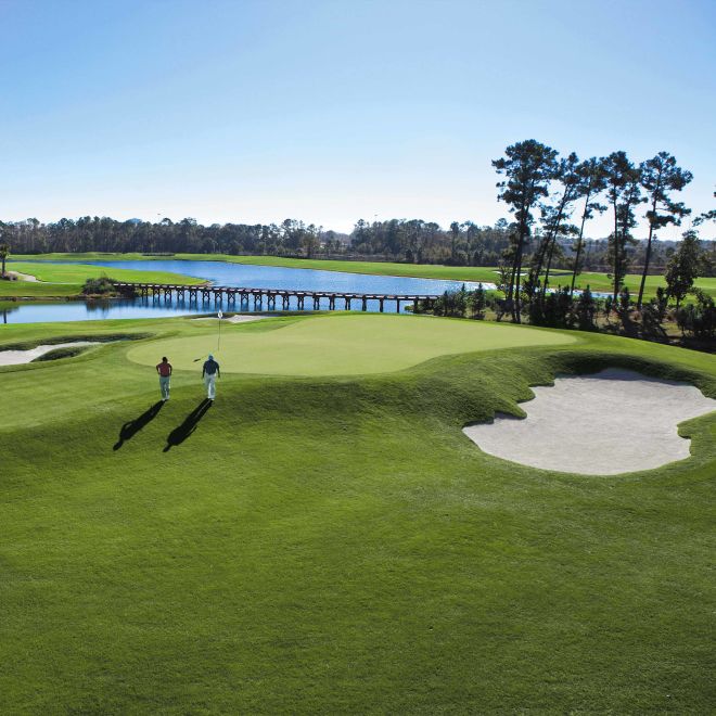 Pemandangan Lapangan Golf dengan Sand Bunkers