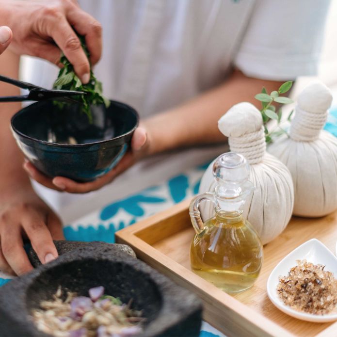 Prim plan cu tratamente spa, cu persoane care pregătesc ingrediente