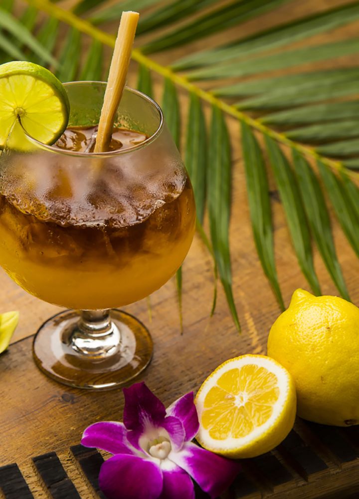 Cocktaildrankje met citrusfruit op een tafel in de Tapa Bar
