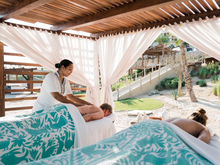 Cuplu care face masaj în aer liber în eForea Spa