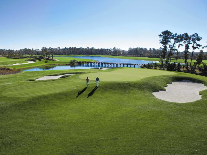 Vista al campo de golf con búnkeres de arena