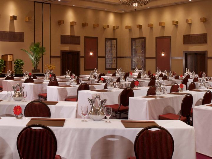 Pueblo Ballroom Table Setup
