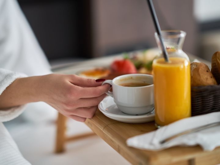 vassoio per la prima colazione sul letto