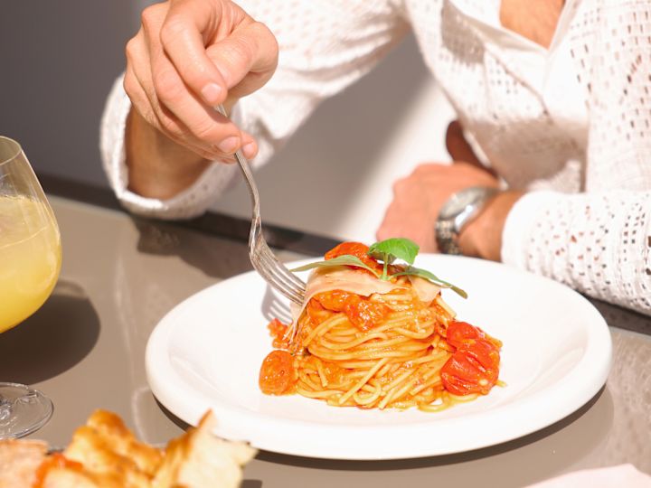 personne mangeant de la nourriture