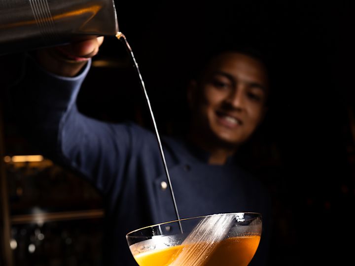 băutură turnată în Ray's Bar