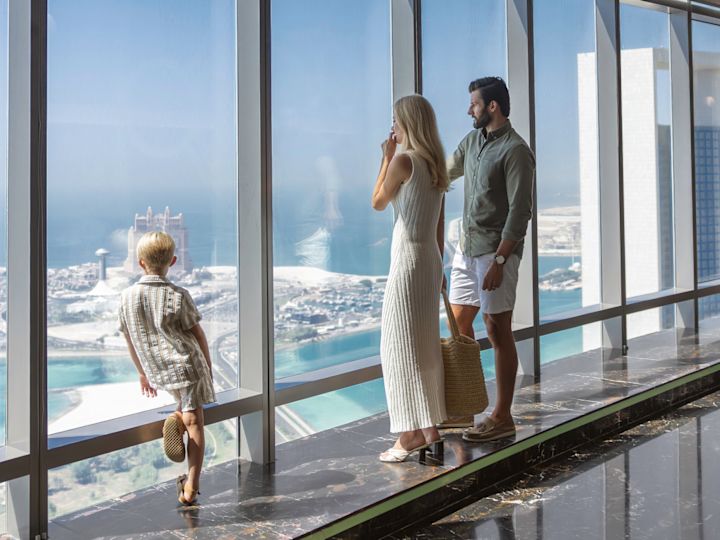 Famille debout sur la terrasse d'observation et belle journée