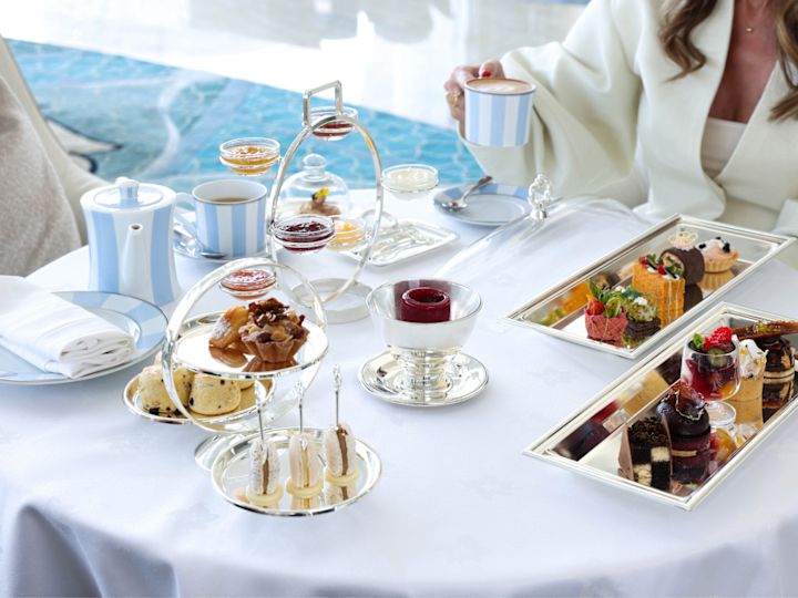 Femeie care are ceai de după-amiază la lounge-ul din hol