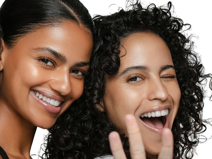 Două femei cu piele radiantă după un tratament facial la Conrad Spa