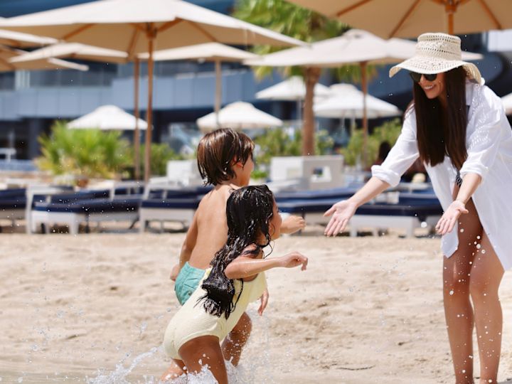 Mamă și copii la plajă