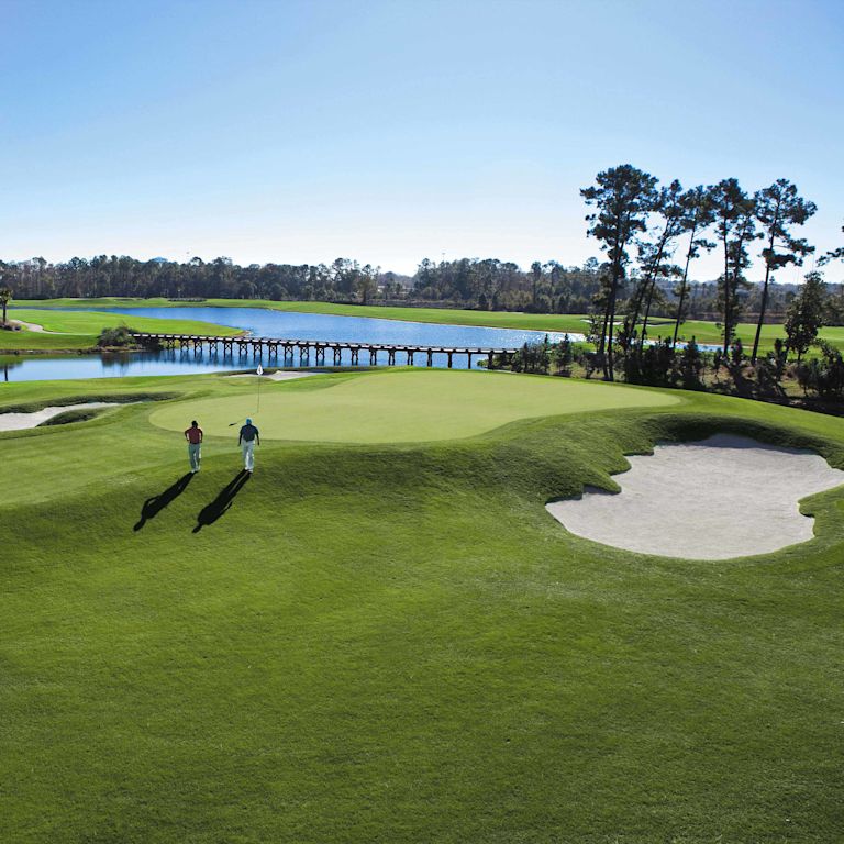 Vista al campo de golf con búnkeres de arena