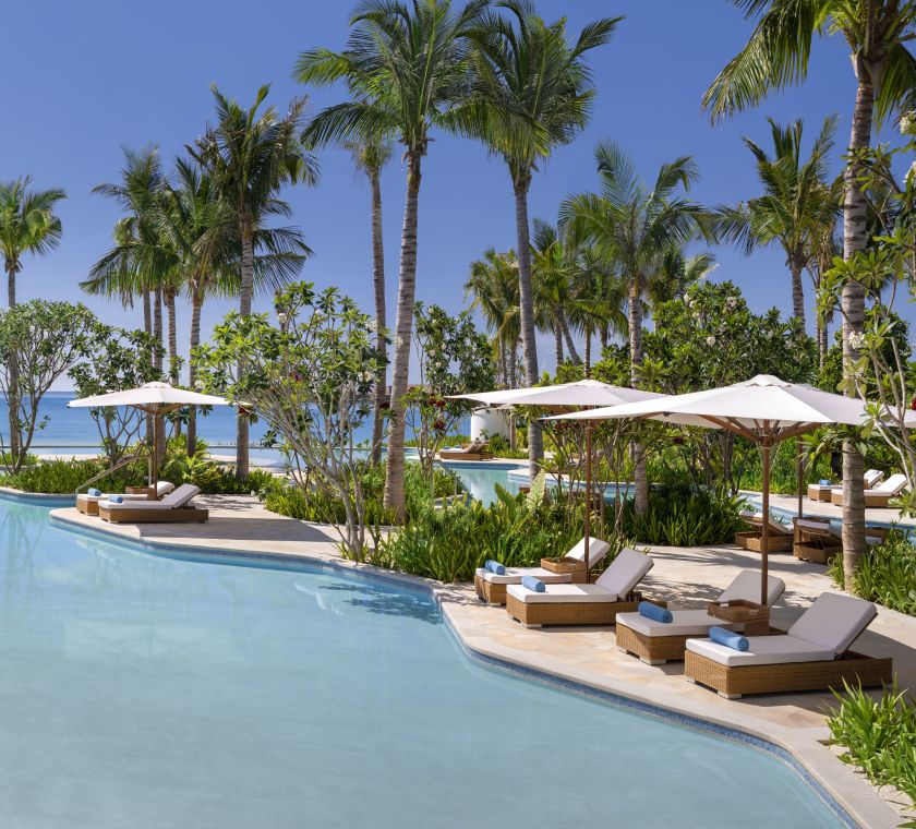 Piscină lagună înconjurată de palmieri