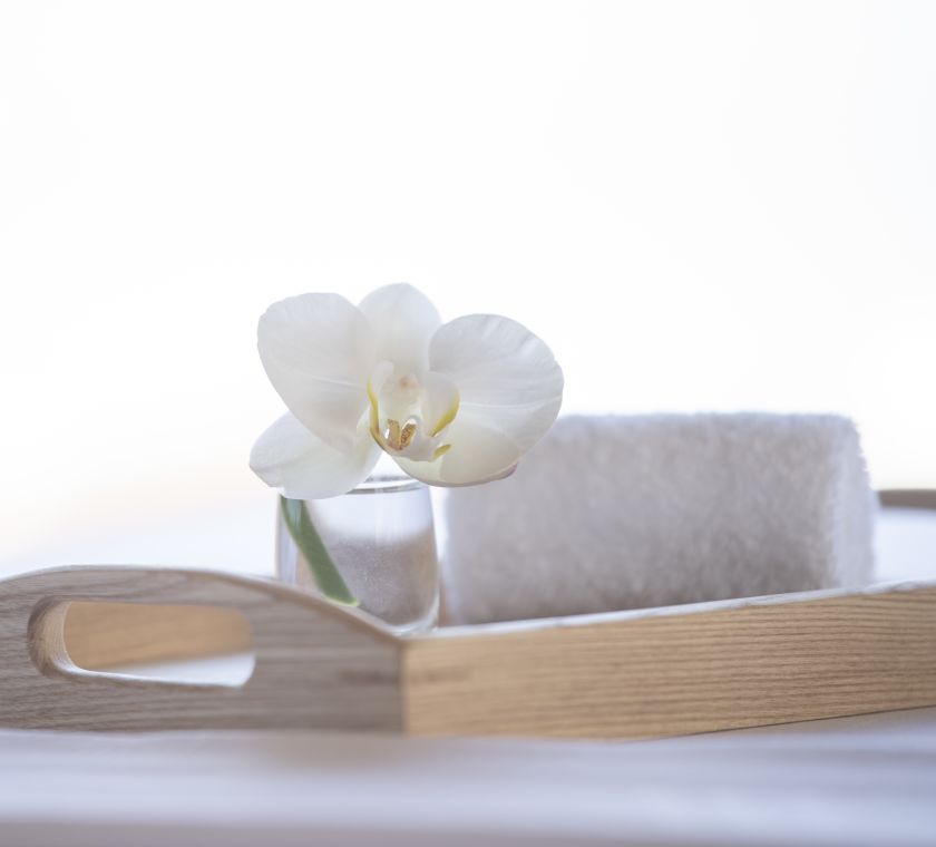 Tavă de lemn cu prosop spa și floare