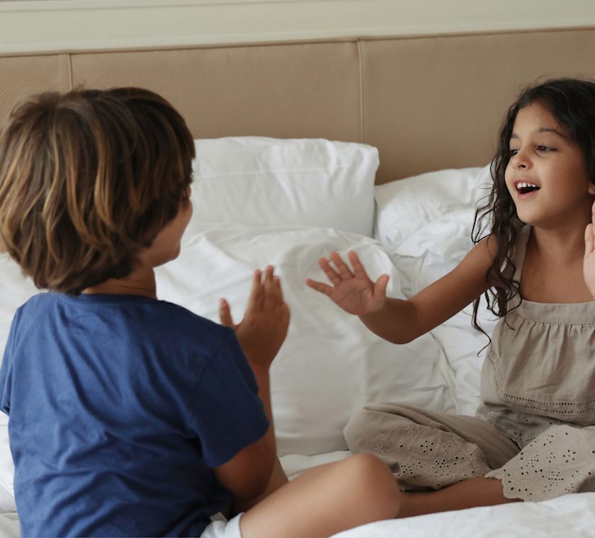 Enfants jouant au lit