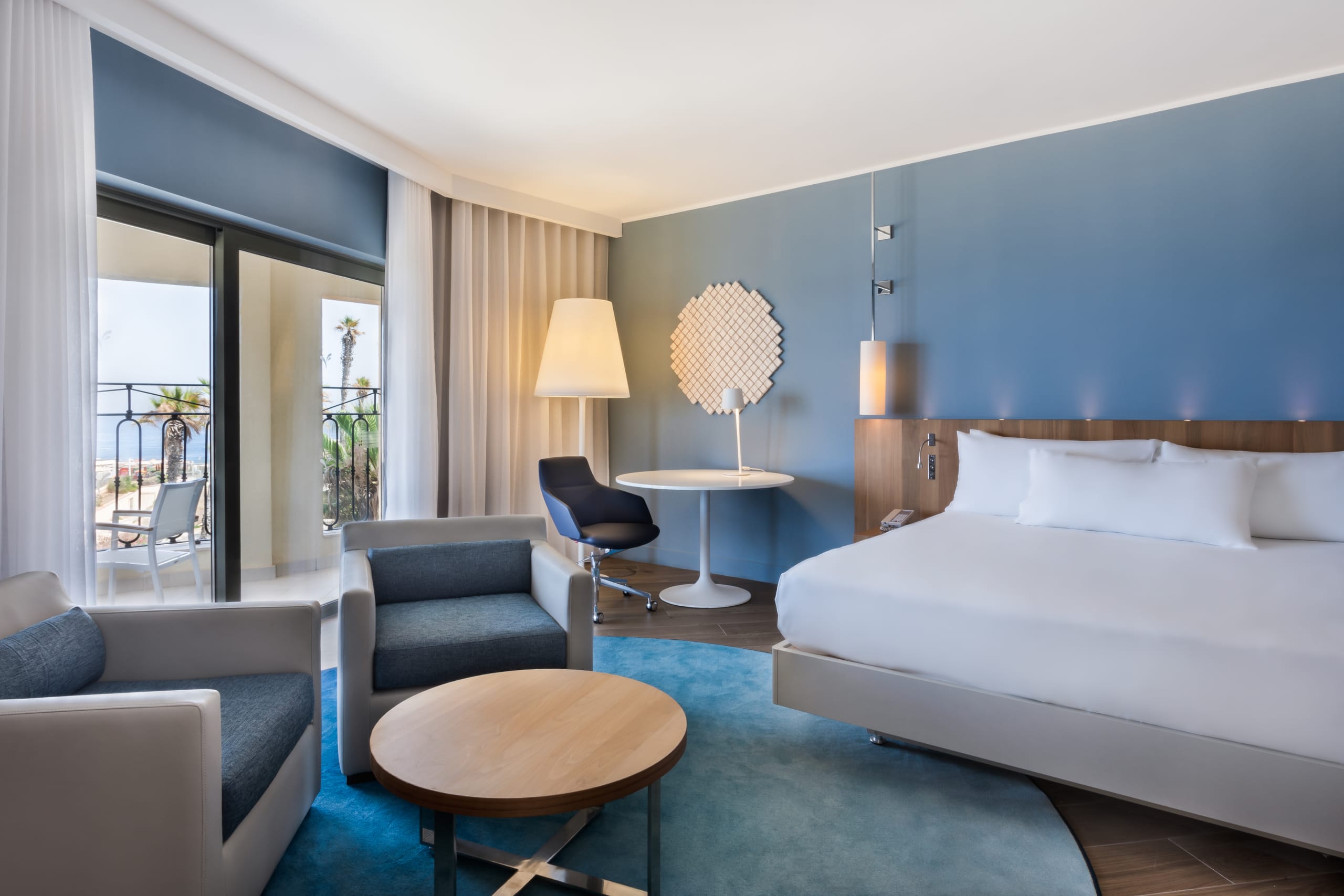 Relaxation Guest Suite, 1 king bed, lounge area, window view